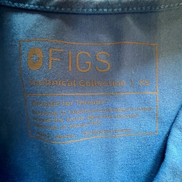 2pc bundle of FIGS Scrub Tops - Picture 14 of 16